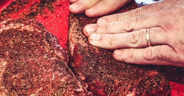 Фото до матеріалу: Як правильно приправляти стейк: прості секрети, які покращують смак