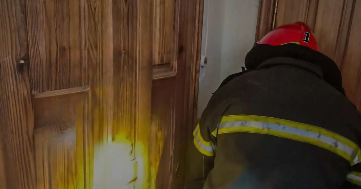 Фото до матеріалу: Кілька днів не виходила на зв'язок: рятувальники визволяли з квартири непритомну вінничанку