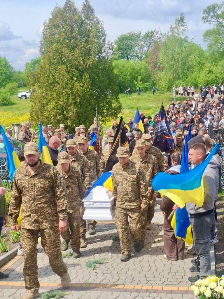 Фото до матеріалу: У Литовезькій громаді попрощалися із Героєм України Петром Олендром