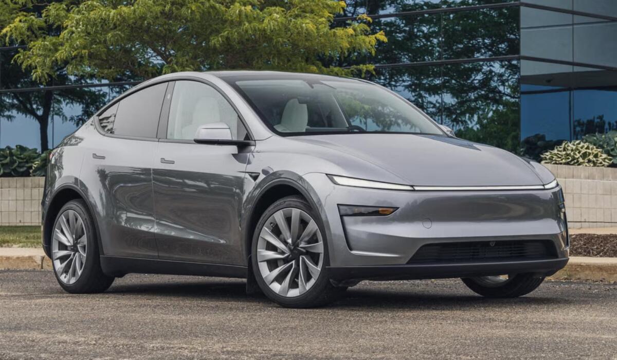 Фото до матеріалу: Tesla Model Y 2026 першою пройшла нові тести безпеки NHTSA