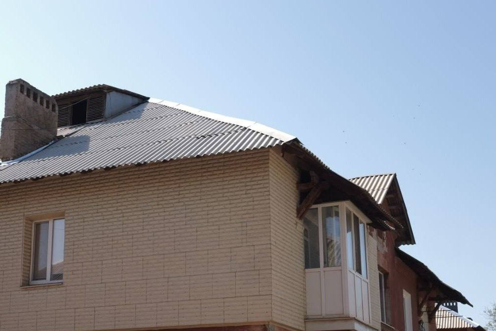 Фото до матеріалу: Від вікон до дахів: у Кривому Розі відновлюють пошкоджені росіянами будинки