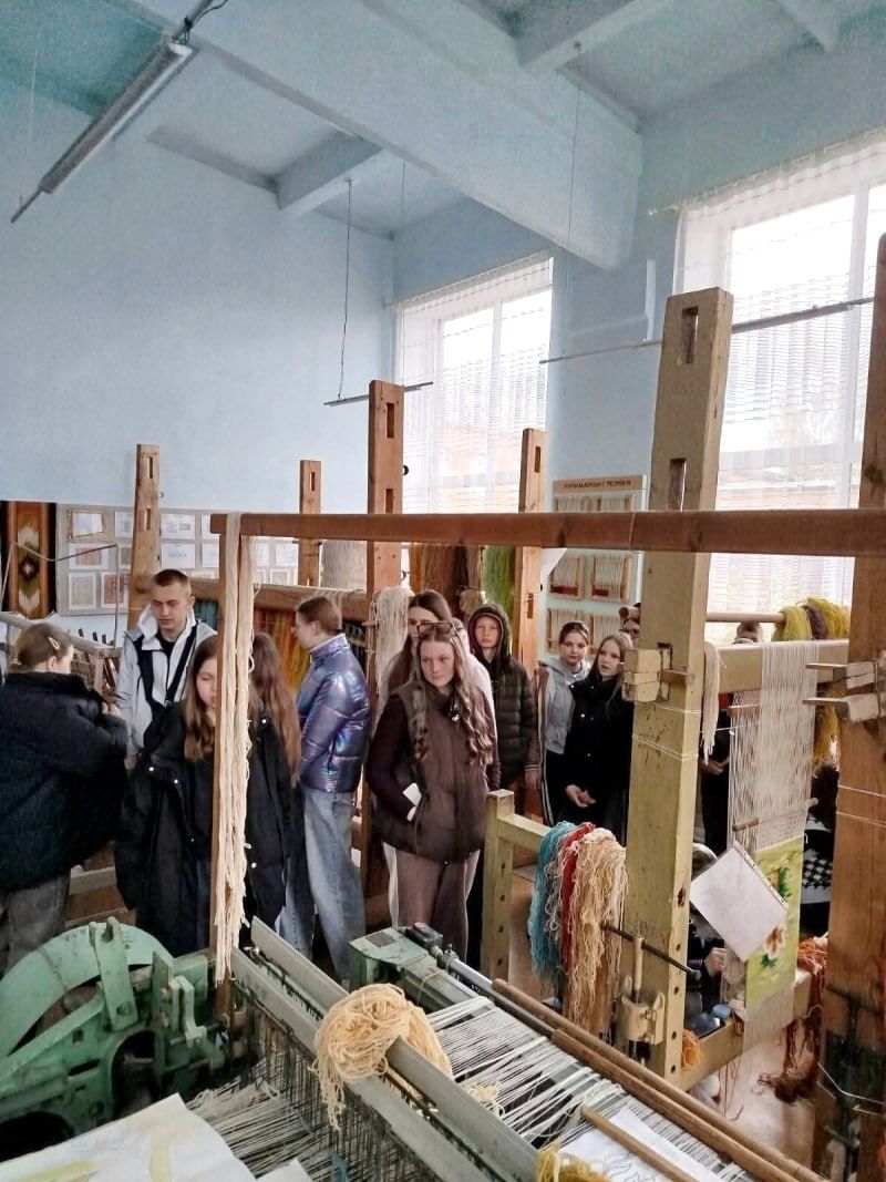 Фото до матеріалу: М'якеньківські школярі відкрили для себе магію килимарства на Решетилівщині