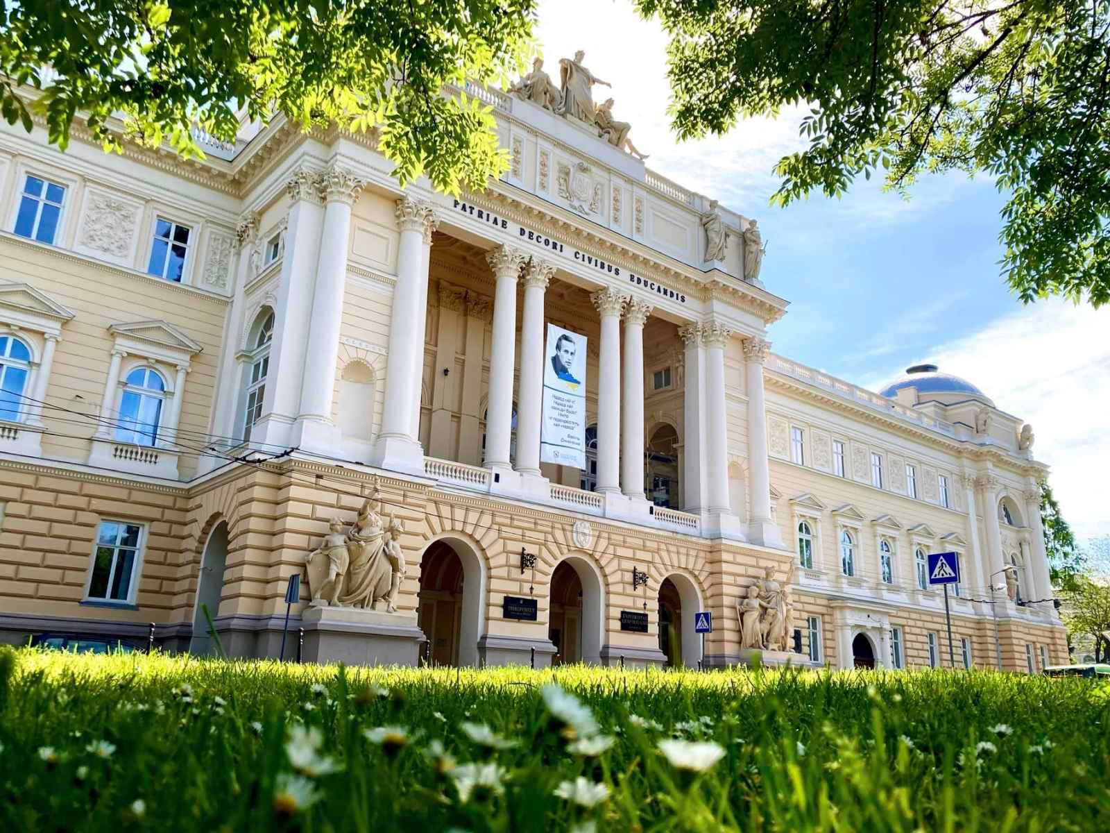 Фото до матеріалу: Ректор ЛНУ ім. Франка отримав престижну медаллю від Німецького хімічного товариства