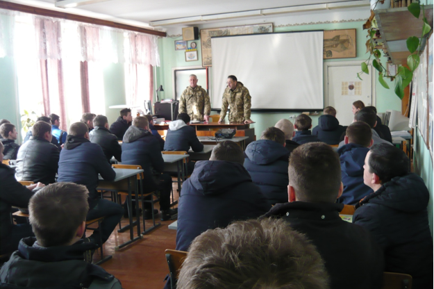 Фото до матеріалу: Урок мужності в Олеському ліцеї: як контрактна служба стає професією