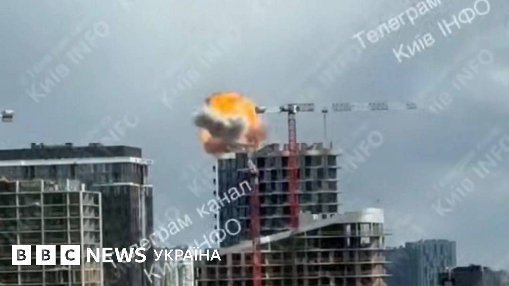 Фото до матеріалу: вибухи і дим над центром, є поранені