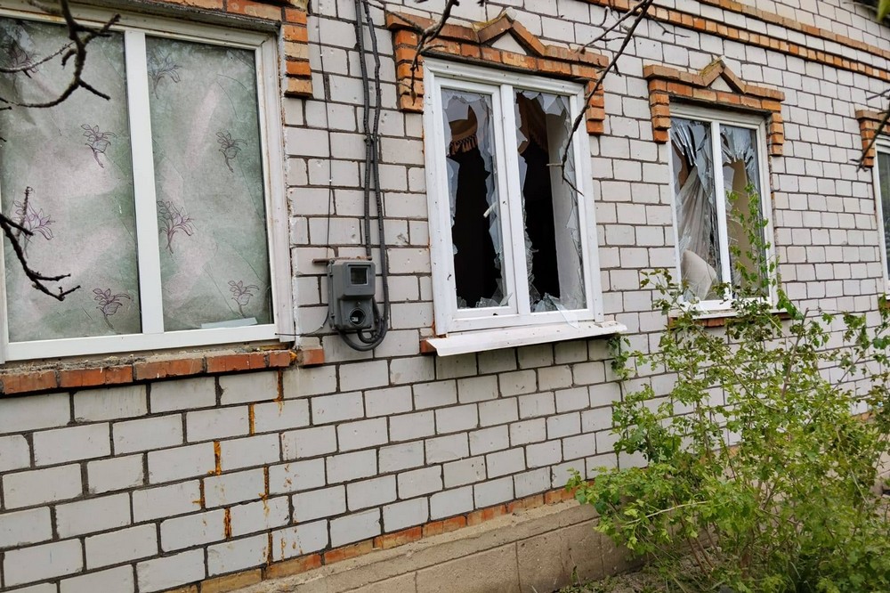 Фото до матеріалу: Пошкоджені приватний будинок та лінія електропередачі: ворог атакував Нікополь і район 10 травня
