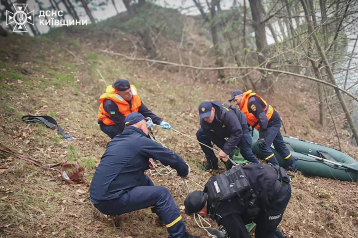 Фото до матеріалу: У Щербаках рятувальники вилучили тіло 20-річної дівчини з водойми