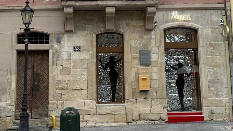 Фото до матеріалу: Петиція львівського священика щодо заборони еротичних салонів набрала необхідну кількість голосів