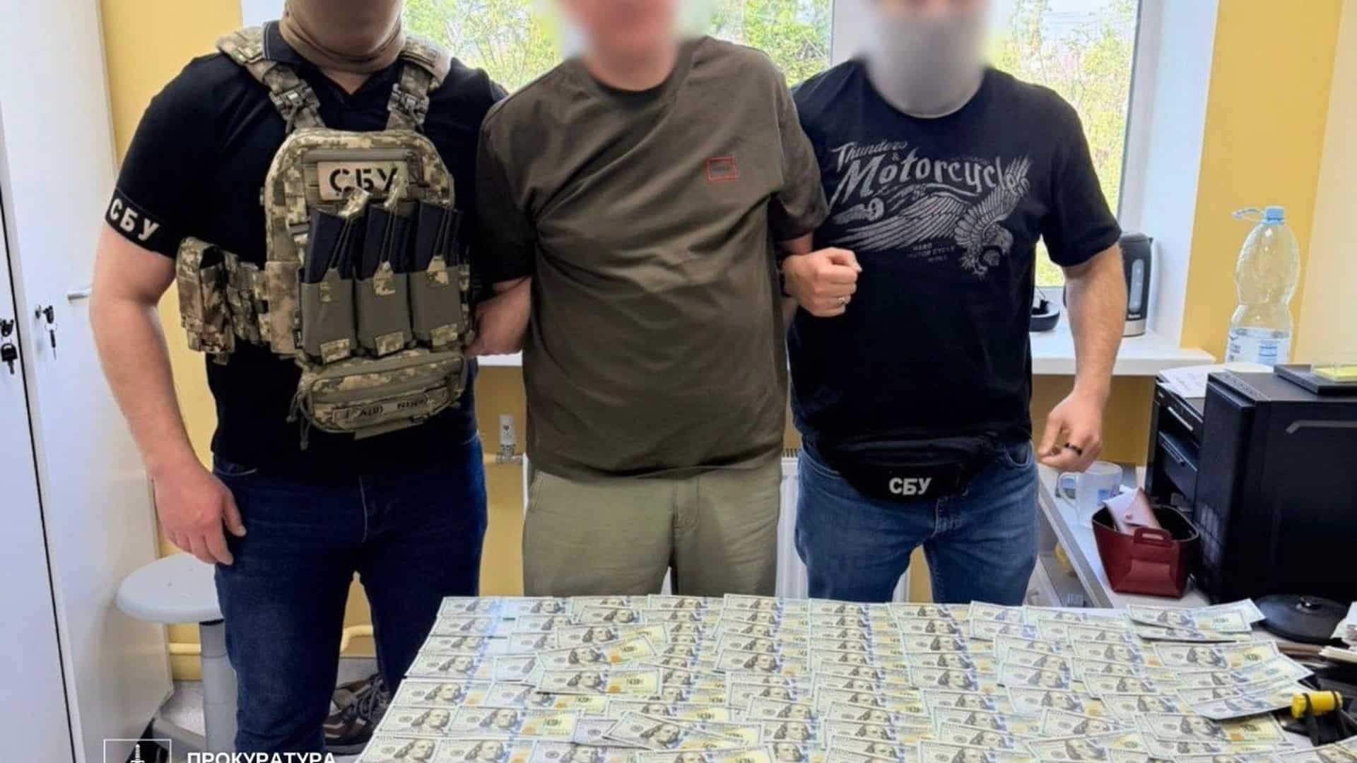 Фото до матеріалу: Лікарі психлікарні Києва затримані за вимагання 25 тисяч доларів від пацієнта