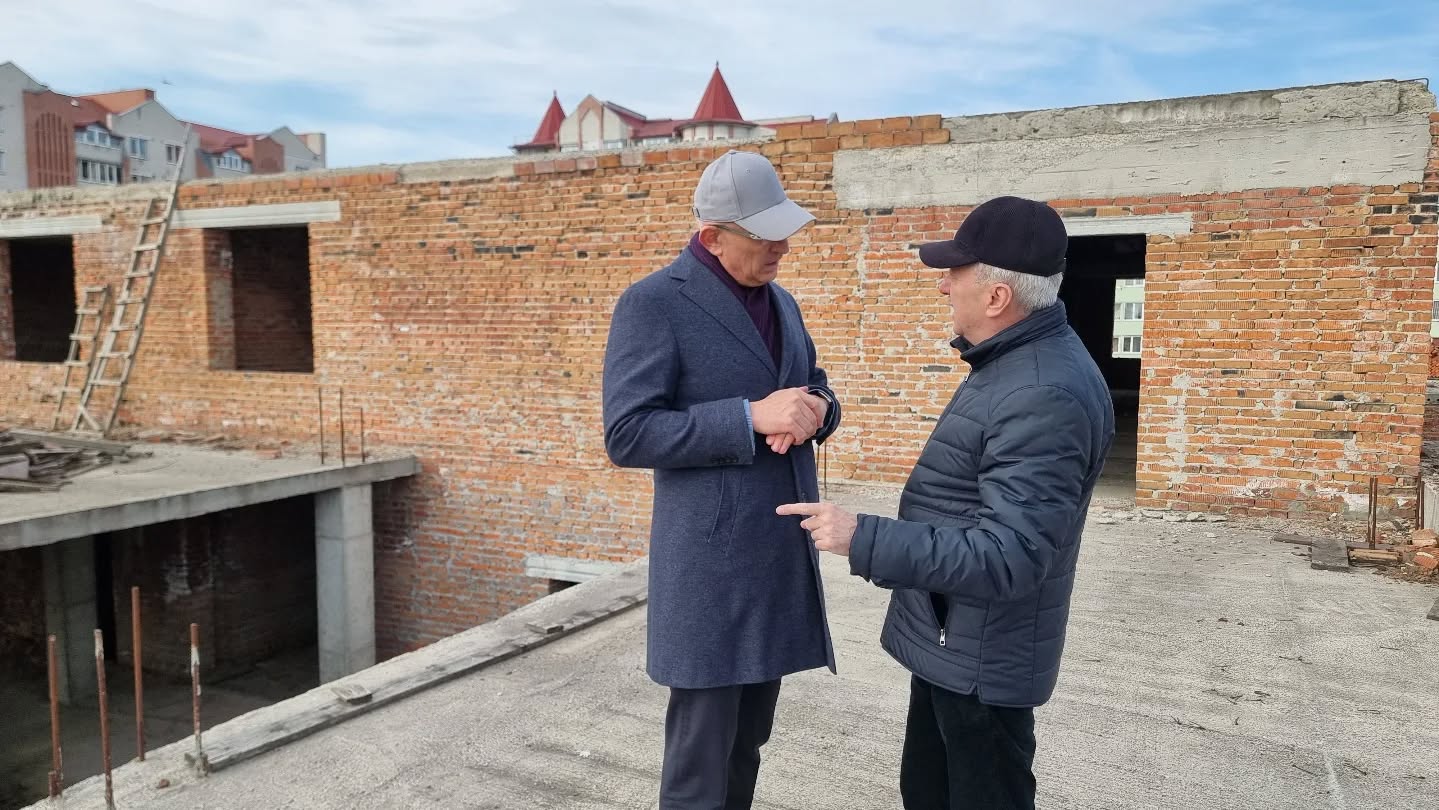 Фото до матеріалу: Велика Березовиця: влада обіцяє завершити будівництво нової школи