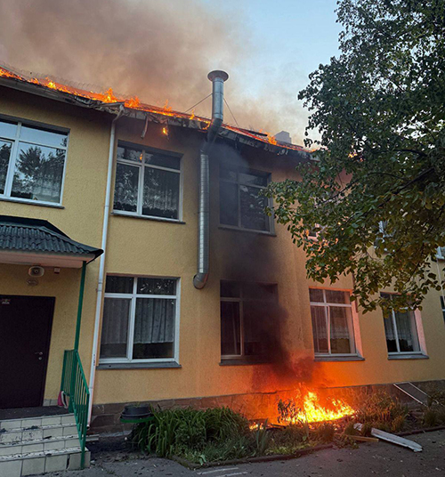 Фото до матеріалу: На Київщині внаслідок нічної атаки РФ пошкоджені житлові будинки та дитсадок. ФОТО
