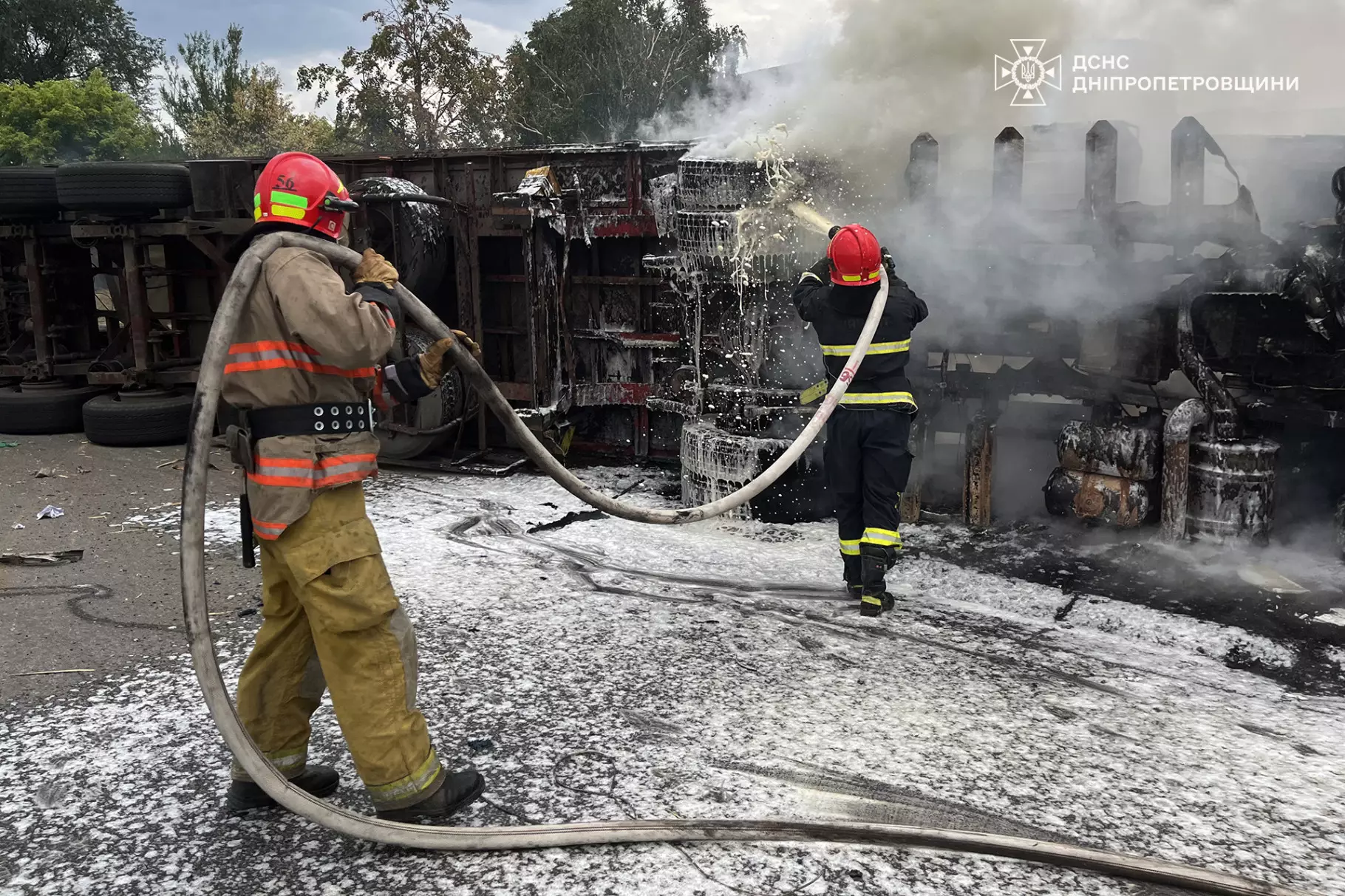 Фото до матеріалу: У Нікопольському районі внаслідок ДТП згоріла вантажівка, постраждав водій