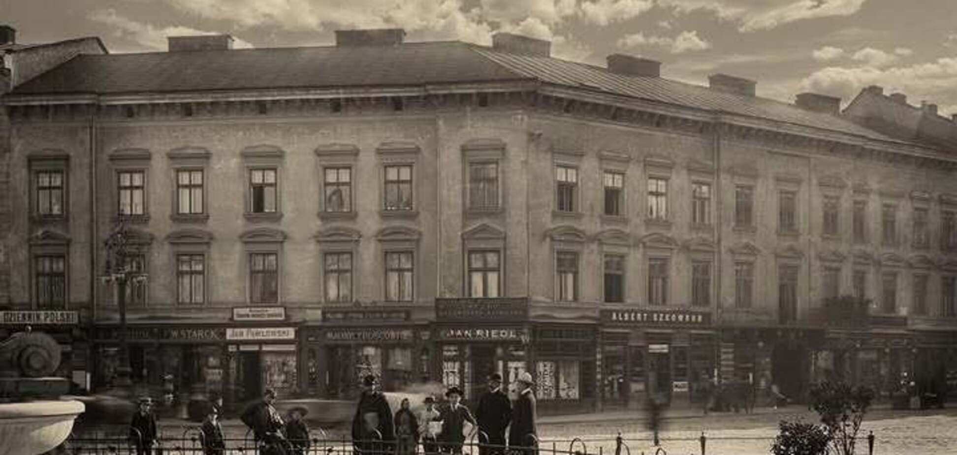 Фото до матеріалу: Зникла кам'яниця на площі Міцкевича: рідкісне фото кінця ХІХ століття