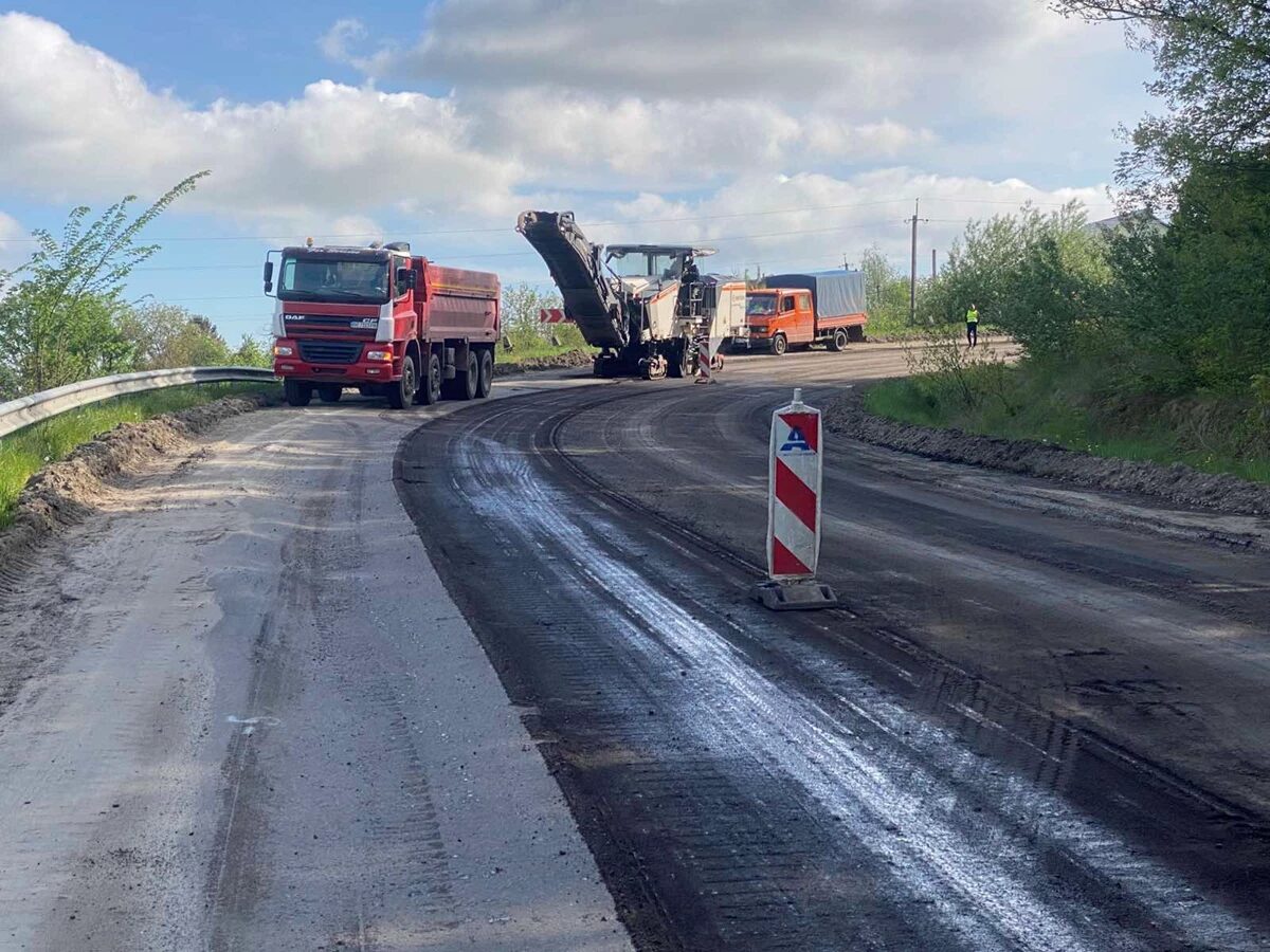 Фото до матеріалу: На дорогах Львівщини вже ліквідували 430 тисяч м² пошкодженого покриття