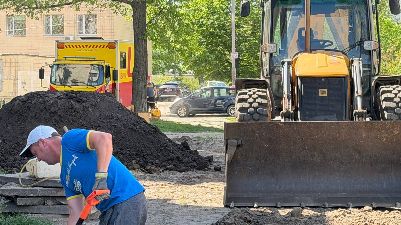 Фото до матеріалу: У Києві окріп тече під землю: фоторепортаж з Оболоні