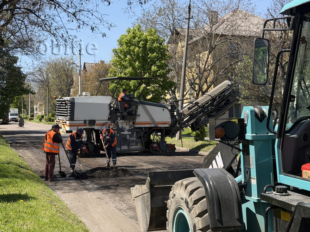 Фото до матеріалу: Ремонт доріг у Кам'янському: де сьогодні працює техніка і коли закінчаться роботи