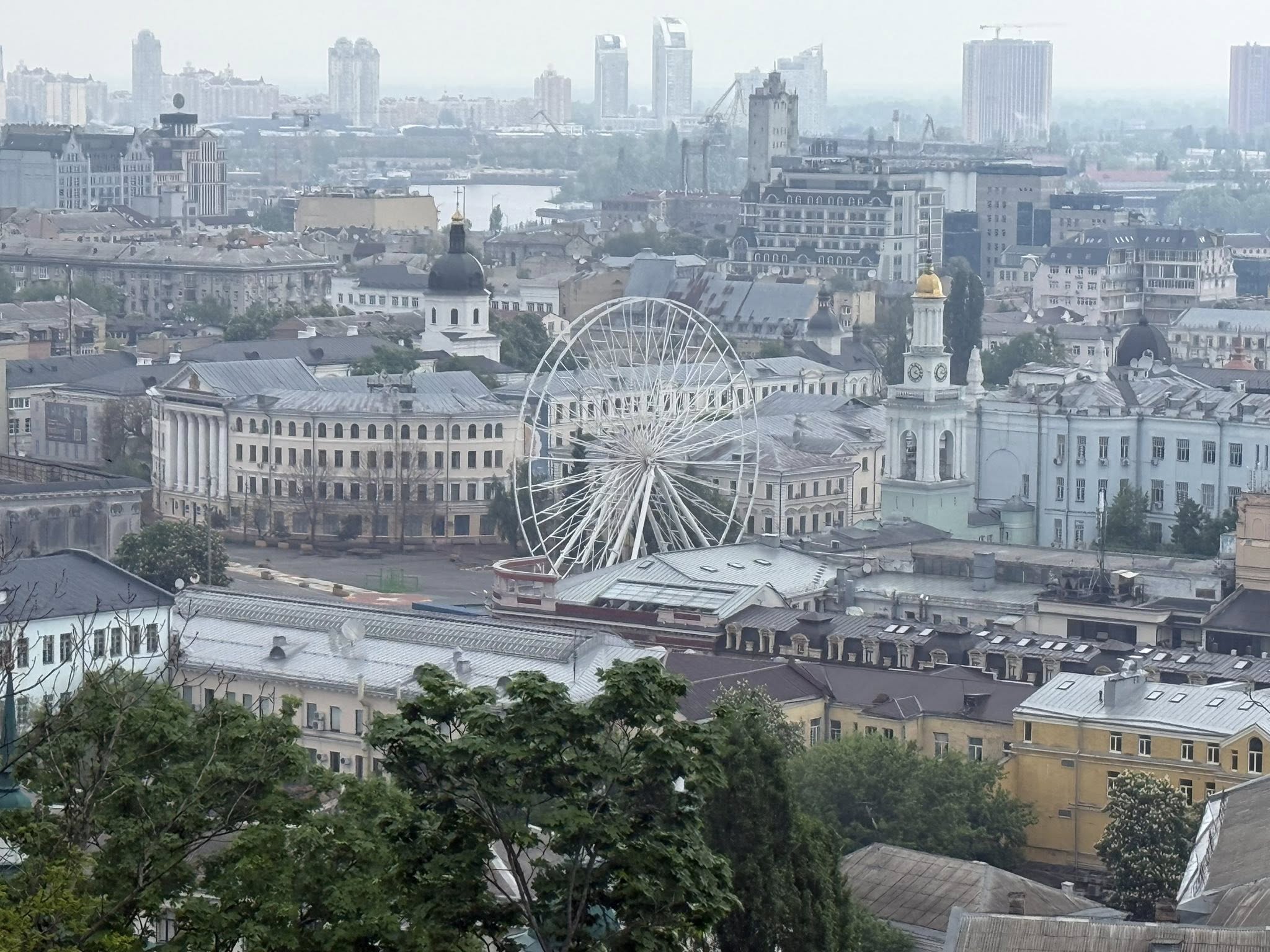 Фото до матеріалу: Власник колеса огляду на Подолі загрожує міжнародним судом через конфлікт з прокуратурою