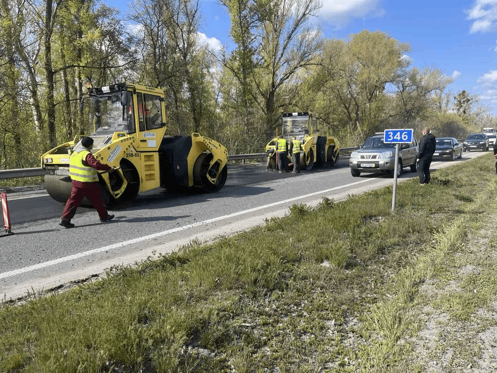 Фото до матеріалу: Дорожники завершують укладання нового асфальту на виїзді з Полтави