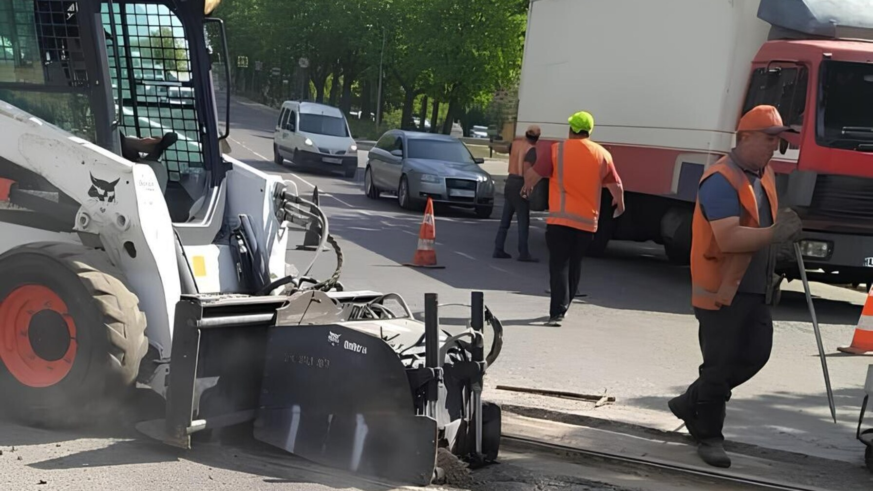 Фото до матеріалу: Ускладнення руху на Левандівській: ремонтують залізничні переїзди