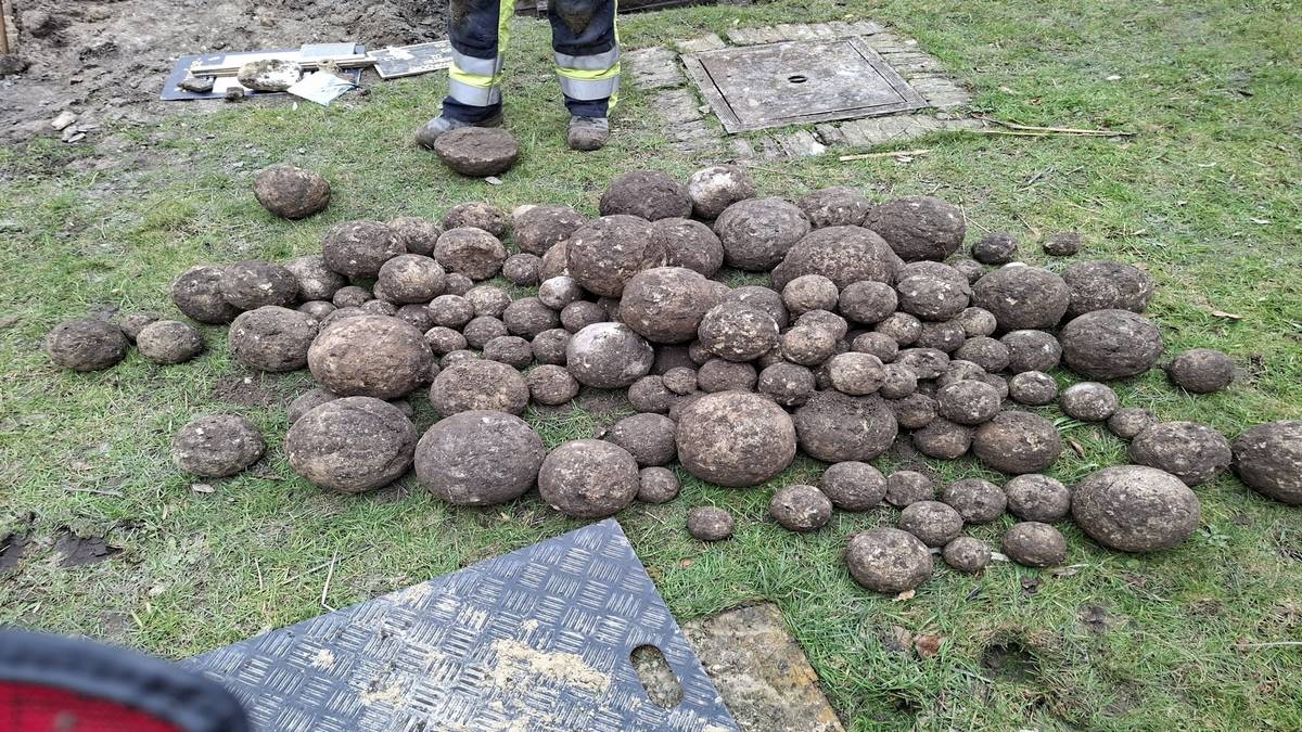 Фото до матеріалу: Бельгія: під час будівництва знайшли середньовічний арсенал з 500 ядрами
