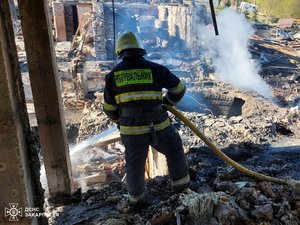 Фото до матеріалу: На курорті «Красія» згорів готель: пожежу гасили всю ніч