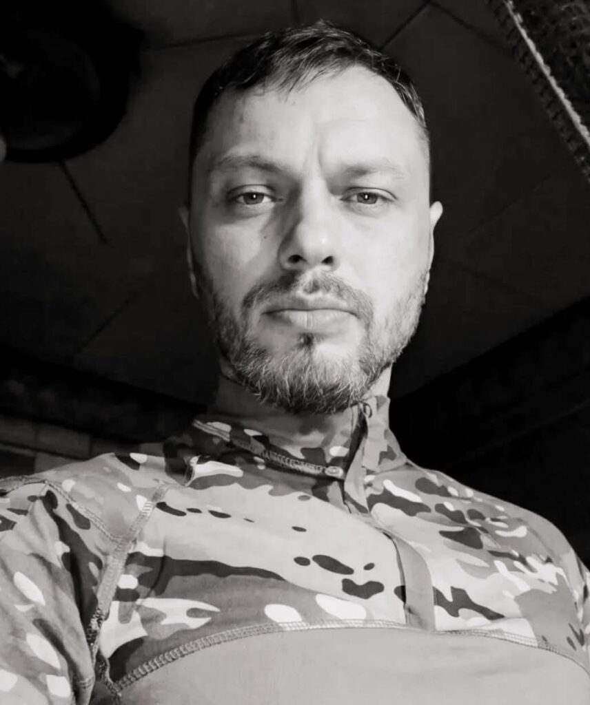 Фото до матеріалу: Черкаси в жалобі: місто провело в останню путь захисника Віталія Ромашина