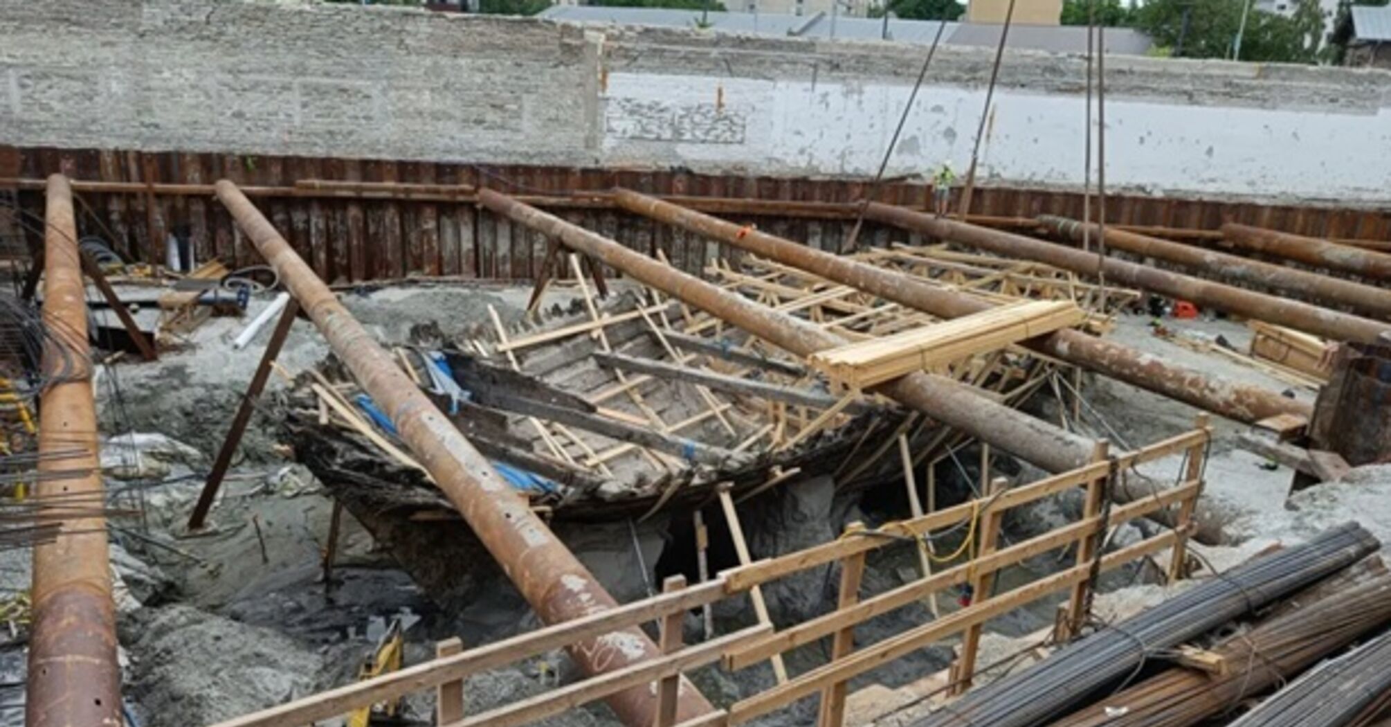 Фото до матеріалу: У Таллінні під час будівництва знайшли збережений корабель 14 століття