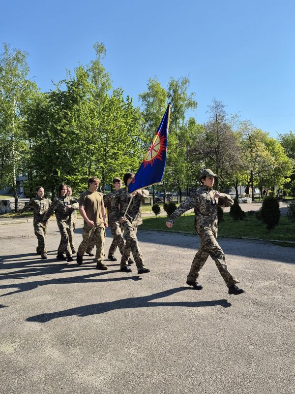 Фото до матеріалу: Шкільні команди Черкас готуються до міського етапу гри «Сокіл» («Джура») на тренуваннях