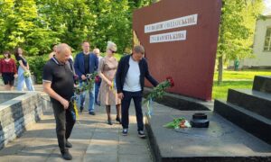 Фото до матеріалу: Нікопольщина вшанувала пам'ять загиблих у Другій світовій війні: у Покрові пройшла урочиста церемонія