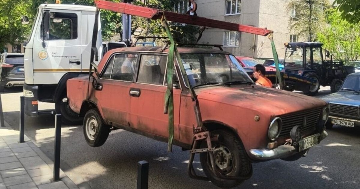 Фото до матеріалу: У Львові з вулиць евакуювали ще п'ять покинутих автомобілів