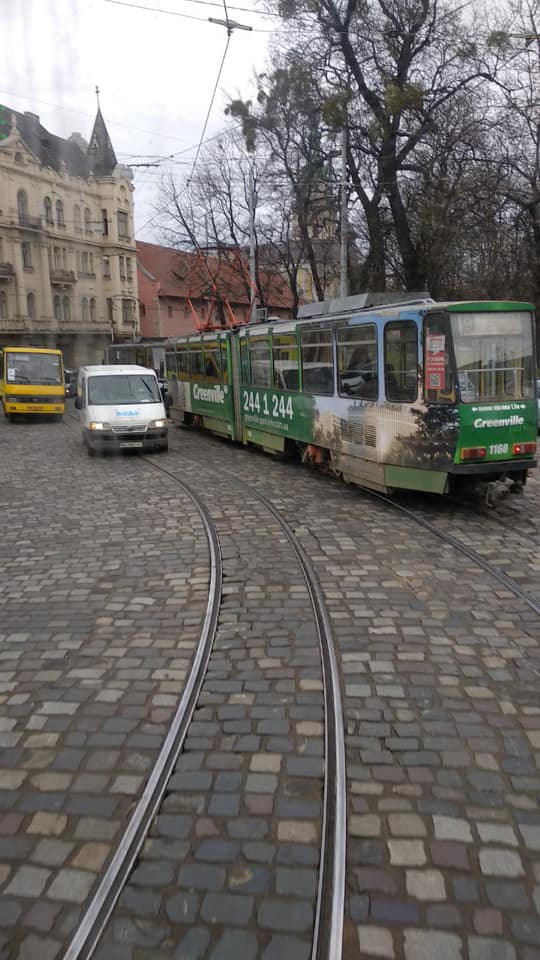 Фото до матеріалу: У центрі Львова на вулиці Підвальній обмежать парковку через затори трамваїв
