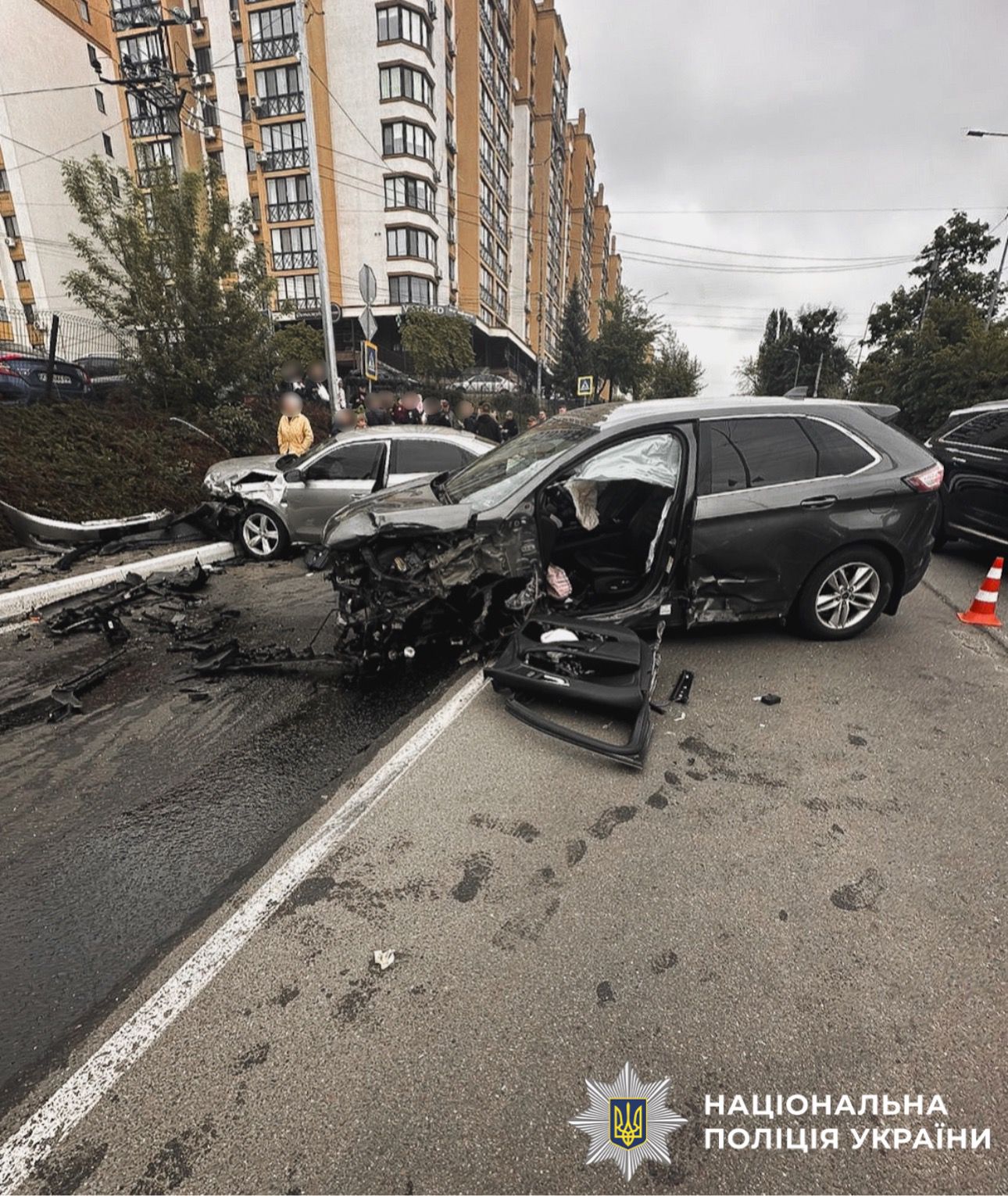 Фото до матеріалу: Поліція Київщини розслідує потрійну ДТП з двома пораненими в Борщагівці