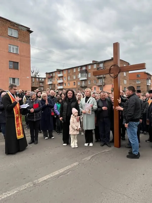 Фото до матеріалу: У Соснівці віряни пройшли Хресну ходу за мир та перемогу в Україні