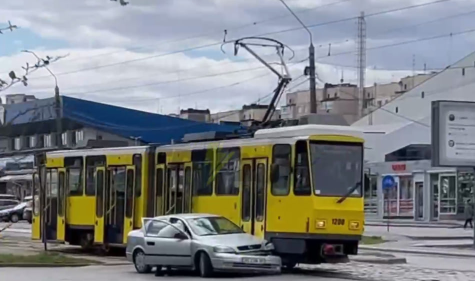 Фото до матеріалу: ДТП у Львові: легковик врізався у трамвай на вулиці Княгині Ольги