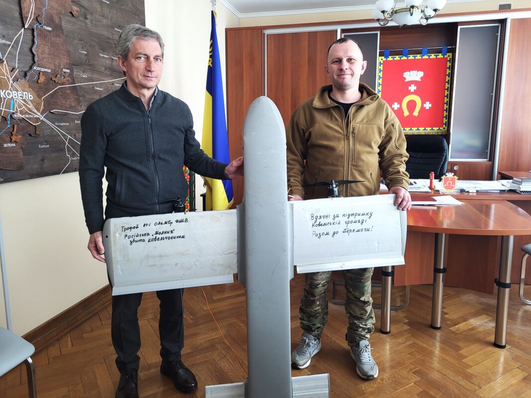 Фото до матеріалу: Ковельська громада отримала від військових зарядні станції та генератори