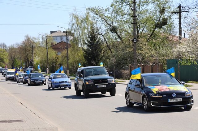 Фото до матеріалу: Красилівщина вшанувала родини зниклих і полонених: у місті пройшов черговий автопробіг
