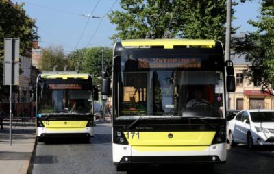 Фото до матеріалу: У Львові на вулиці Наукової комунальники переплутали велодоріжку