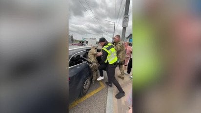Фото до матеріалу: У Києві силоміць заштовхнули чоловіка до авто ТЦК: що відомо про інцидент на «Почайній"