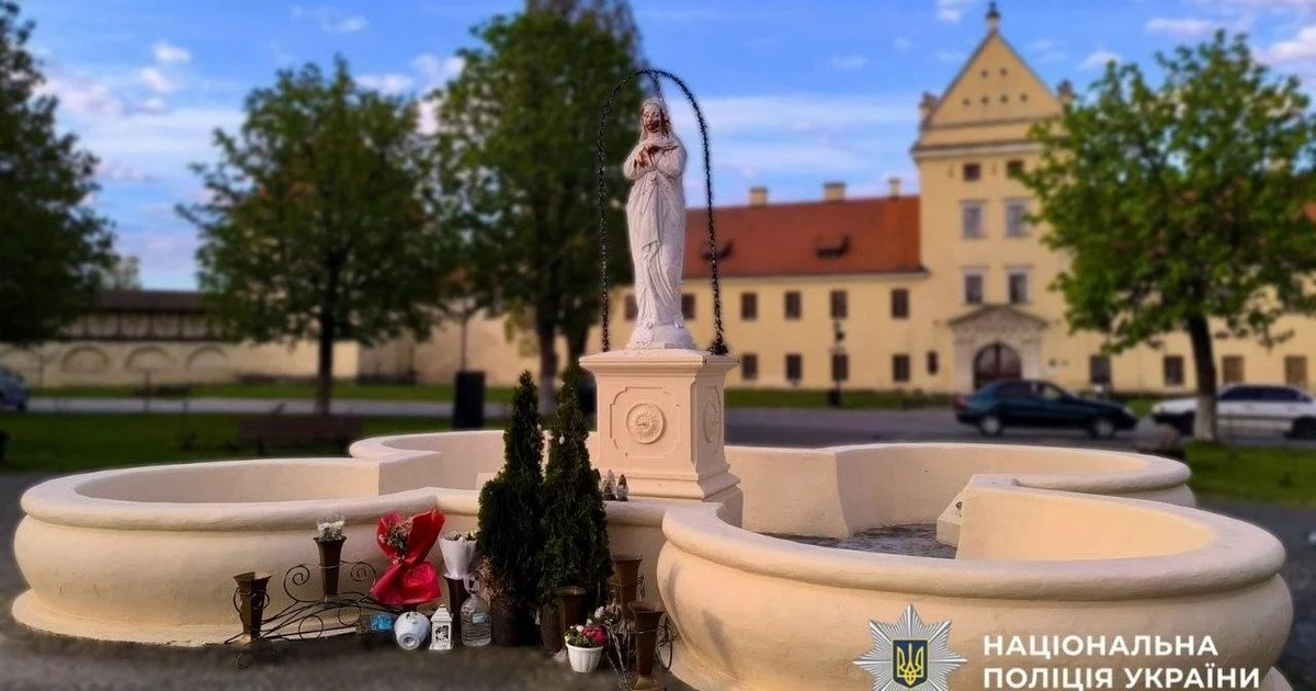 Фото до матеріалу: У Жовкві невідомі облили кетчупом фігуру Матері Божої: поліція встановлює винних