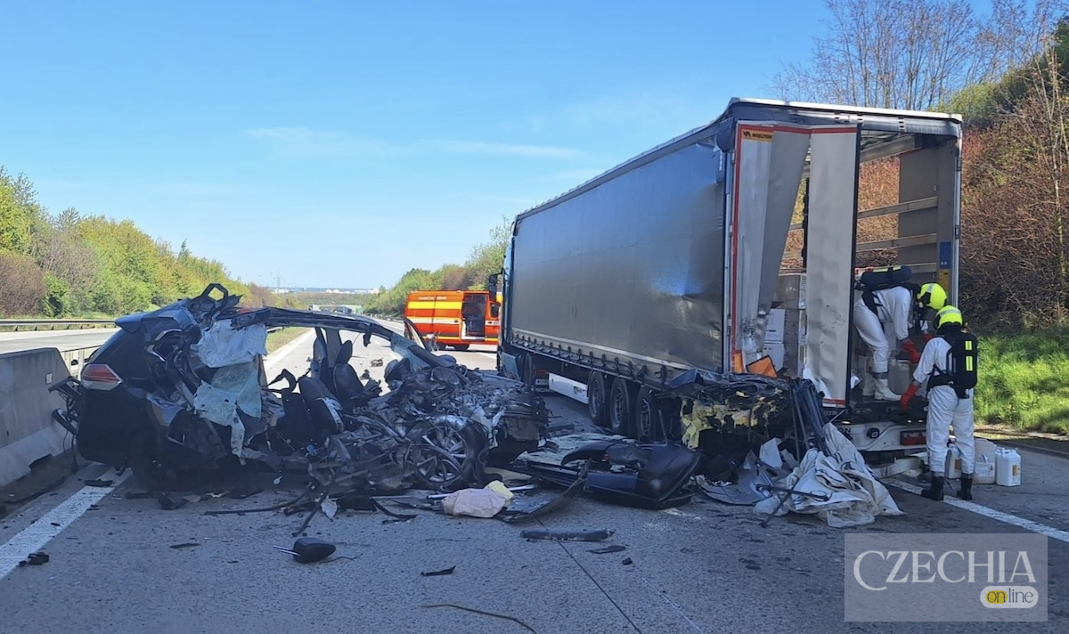 Фото до матеріалу: Аварія на чеській магістралі D1: авто розірвалося на шматки, рух паралізовано