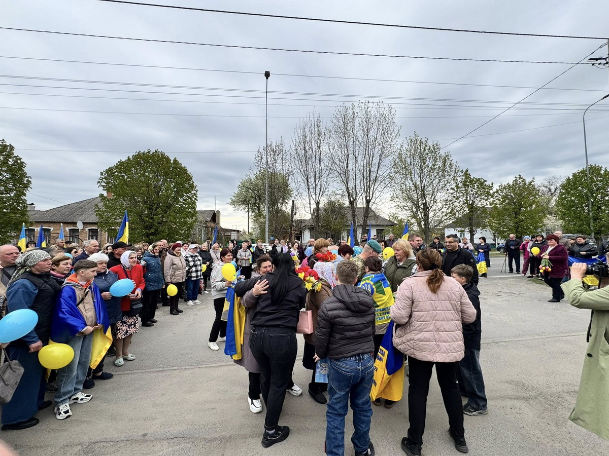 Фото до матеріалу: Усією громадою Вінниччини зустріли воїна після чотирьох років полону