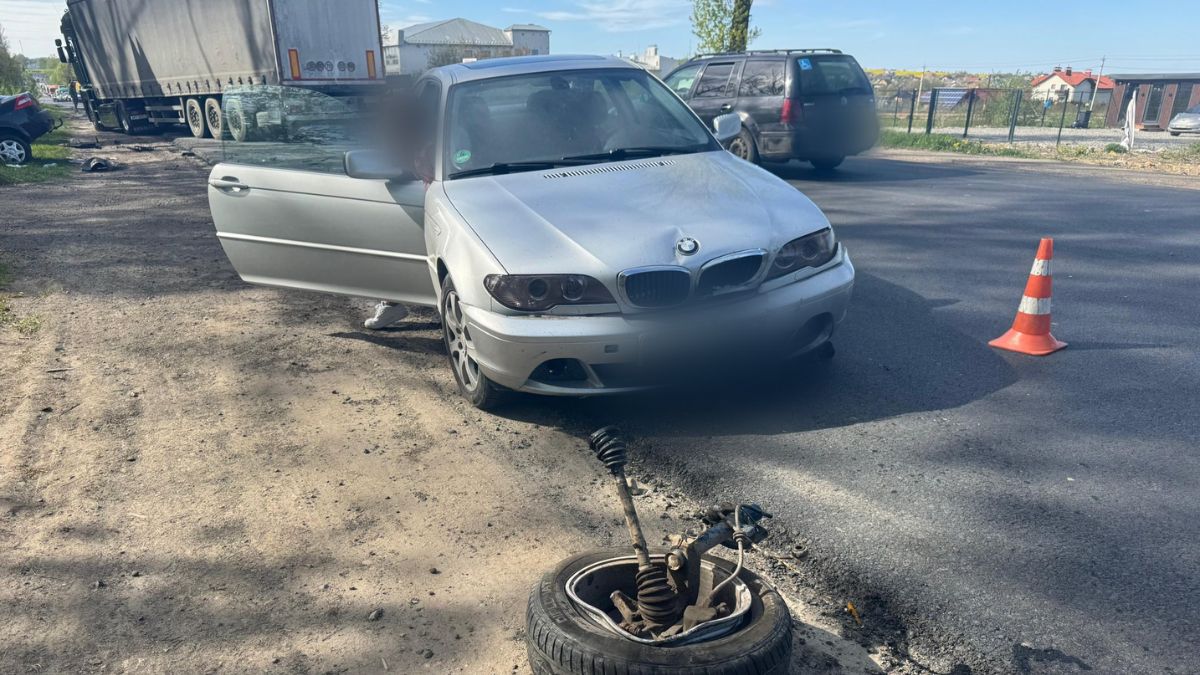 Фото до матеріалу: На Калуському шосе зіткнулися три авто: одного водія госпіталізували