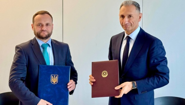 Фото до матеріалу: Україна і Азербайджан домовились про впровадження електронного дозволу на вантажні перевезення