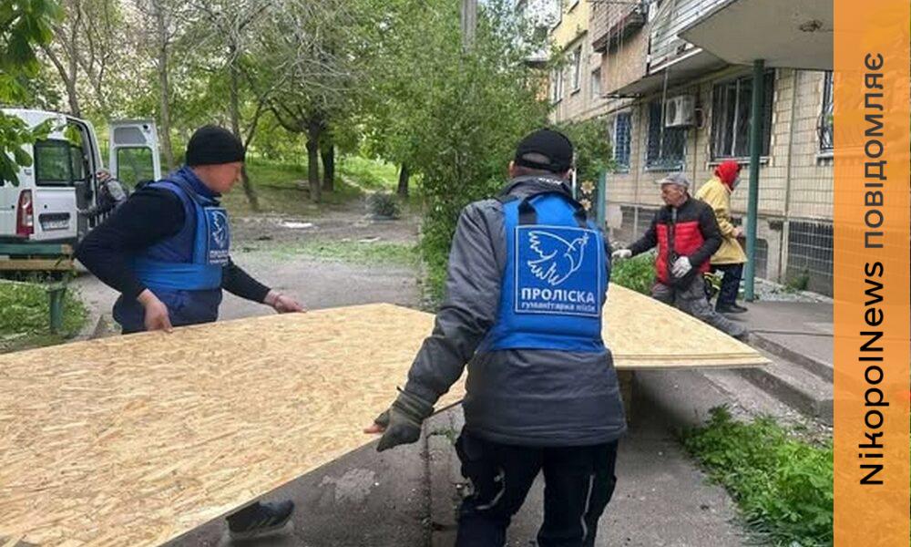 Фото до матеріалу: Понівечено 7 багатоповерхівок і поранено двох людей: у Нікополі надали допомогу постраждалим мешканцям (фото)