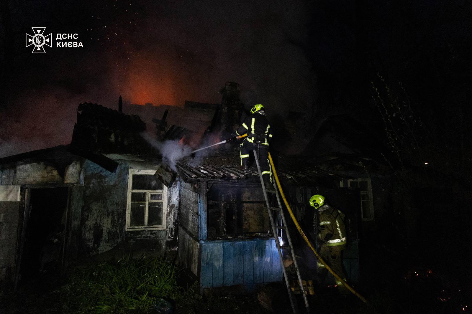 Фото до матеріалу: Три приватні будинки згоріли на Оболоні: жертв немає