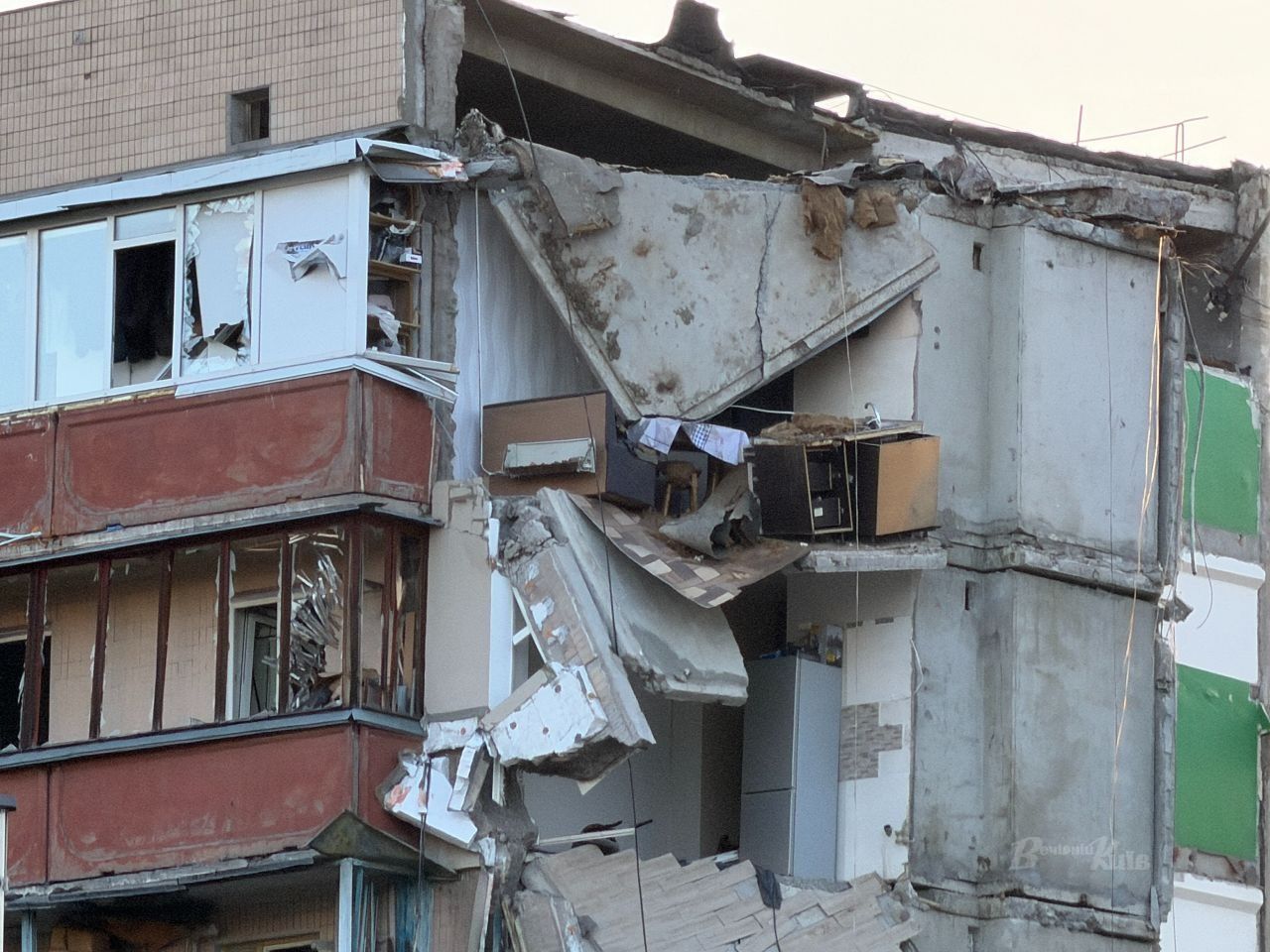 Фото до матеріалу: Росія зруйнувала під'їзд у Дарницькому районі: фоторепортаж з місця події