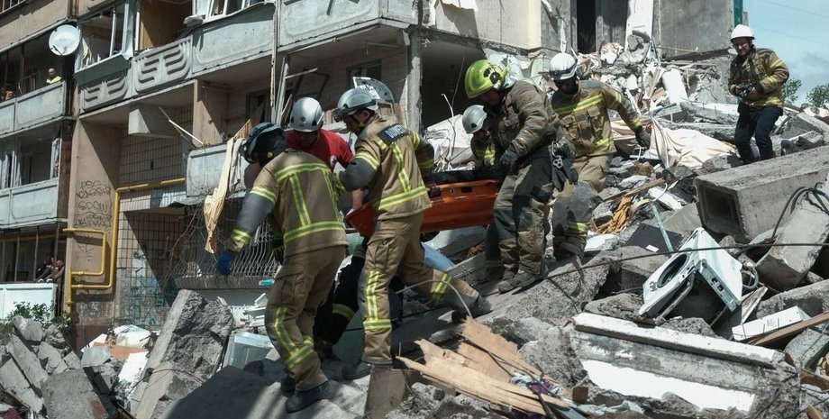 Фото до матеріалу: У Києві зросла кількість загиблих після ракетного удару: до 12 осіб, серед них діти