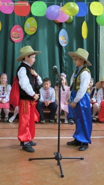 Фото до матеріалу: У Жовківській школі № 1 відзначили веселу квітневу гуморину