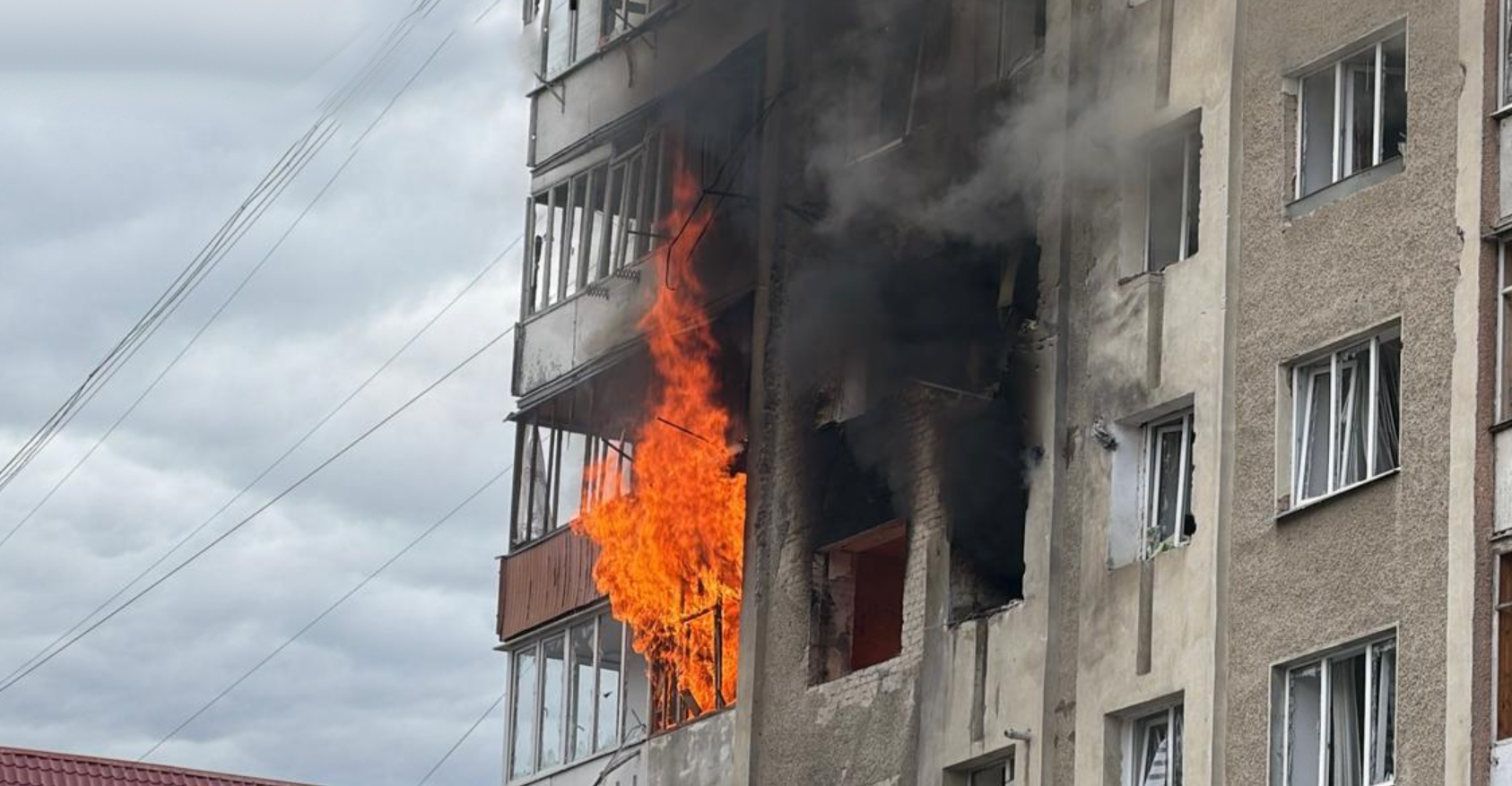 Фото до матеріалу: Пожежа у висотній будівлі Івано-Франківська ліквідовано після обстрілу