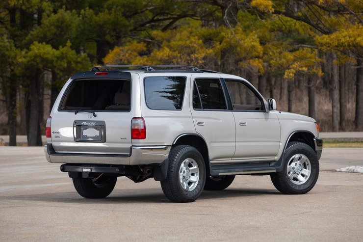 Фото до матеріалу: Капсула часу: на аукціон виставили Toyota 4Runner 1996 року в ідеальному стані